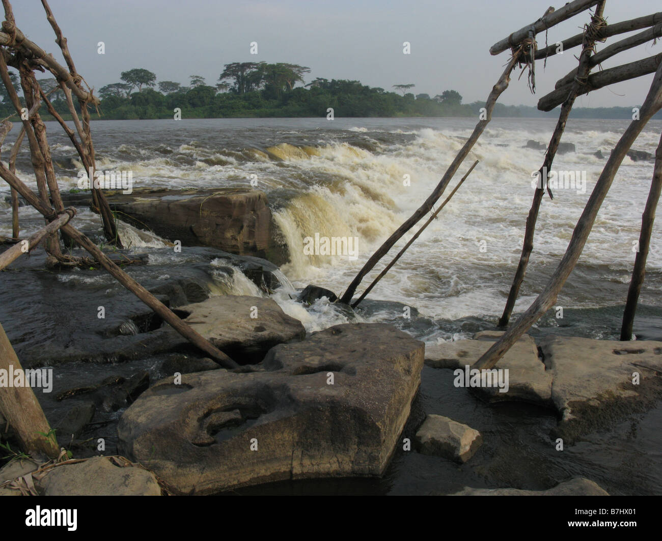 Wagenia pesquerías a Stanley Cataratas Boyoma expulsores sobre el Río Congo, República Democrática del Congo en la Provincia Oriental Kasangani Foto de stock