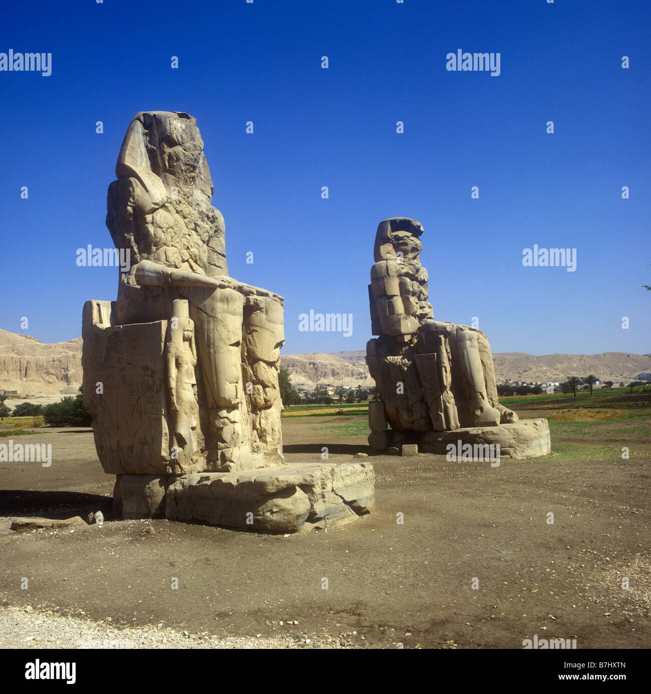 Colosos de Memnon una de las estatuas gemelas del faraón Amenhotep que se interponen en el Colosos de Memnon una de las estatuas gemelas del faraón Amenhotep que se interponen en el