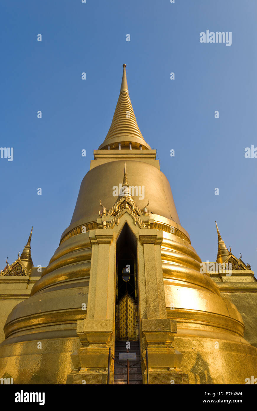 El Phra Sri Rattana chedi dorado - Wat Phra Kaew y el Gran Palacio en el centro de Bangkok, Tailandia Foto de stock