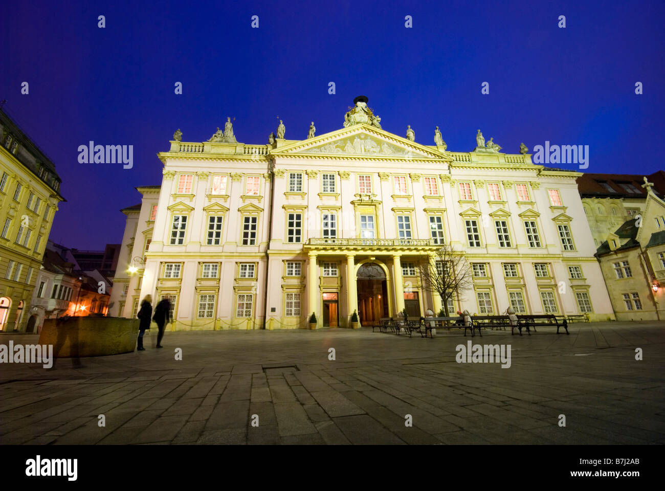 El palacio del primado (Primaciálny palác) en plaza Primaciálne rosa palacio neoclásico en Old Town, Bratislava, Eslovaquia Foto de stock