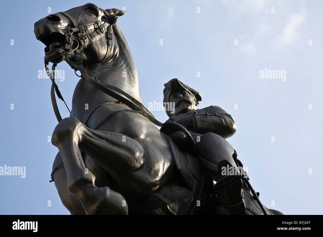 Un monumento de la estatua del Rey Edward VII 1841-1910 por Bertram MacKennal. La estatua está ubicada en Waterloo Place, Londres, Inglaterra. Foto de stock