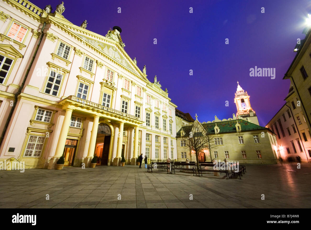 El palacio del primado (Primaciálny palác) en plaza Primaciálne rosa palacio neoclásico en Old Town, Bratislava, Eslovaquia Foto de stock