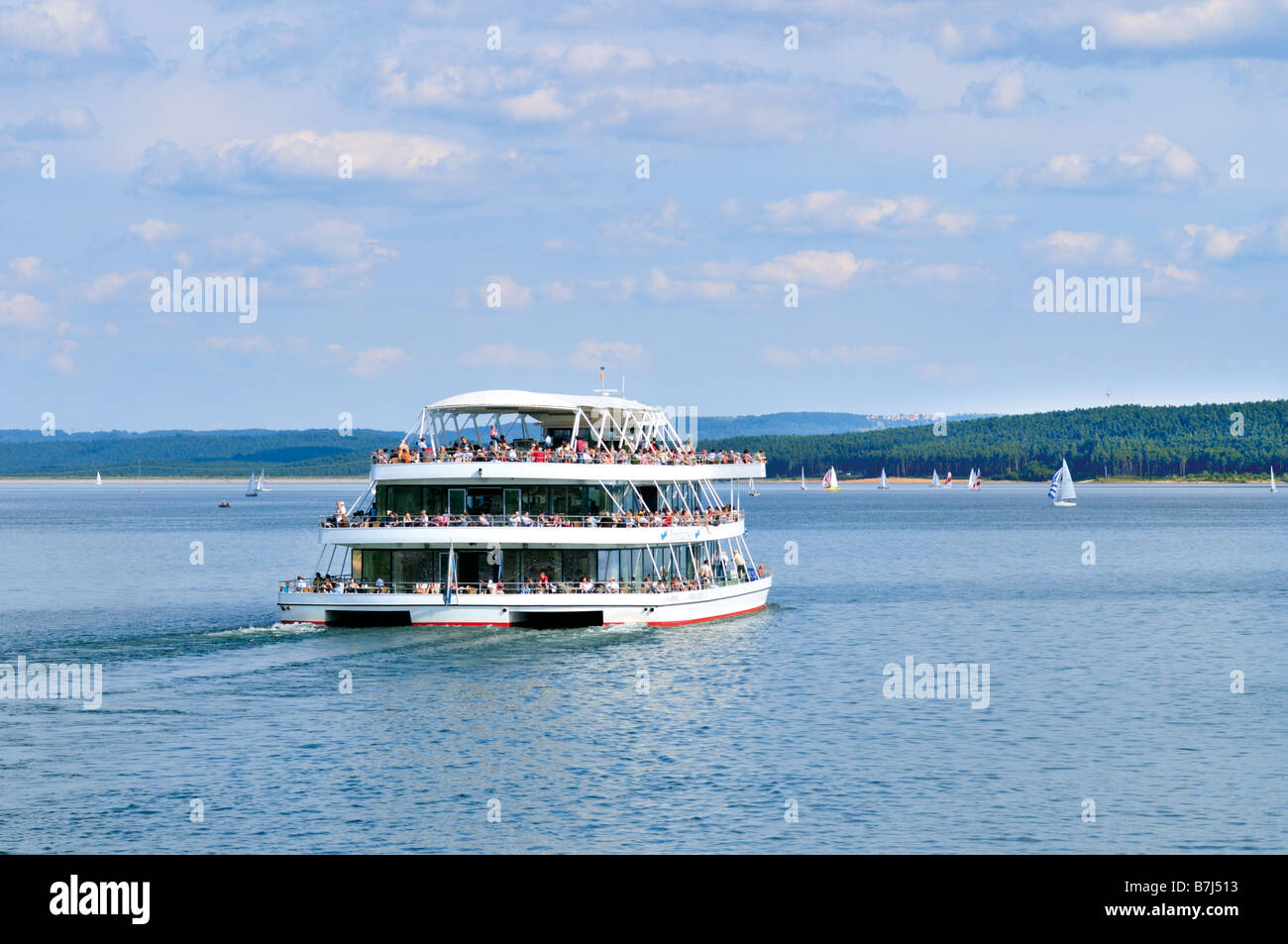 Ferry trimarán más grande de Europa en el Gran Lago Brombach alemán en la región vacacional Fränkisches Seenland Foto de stock