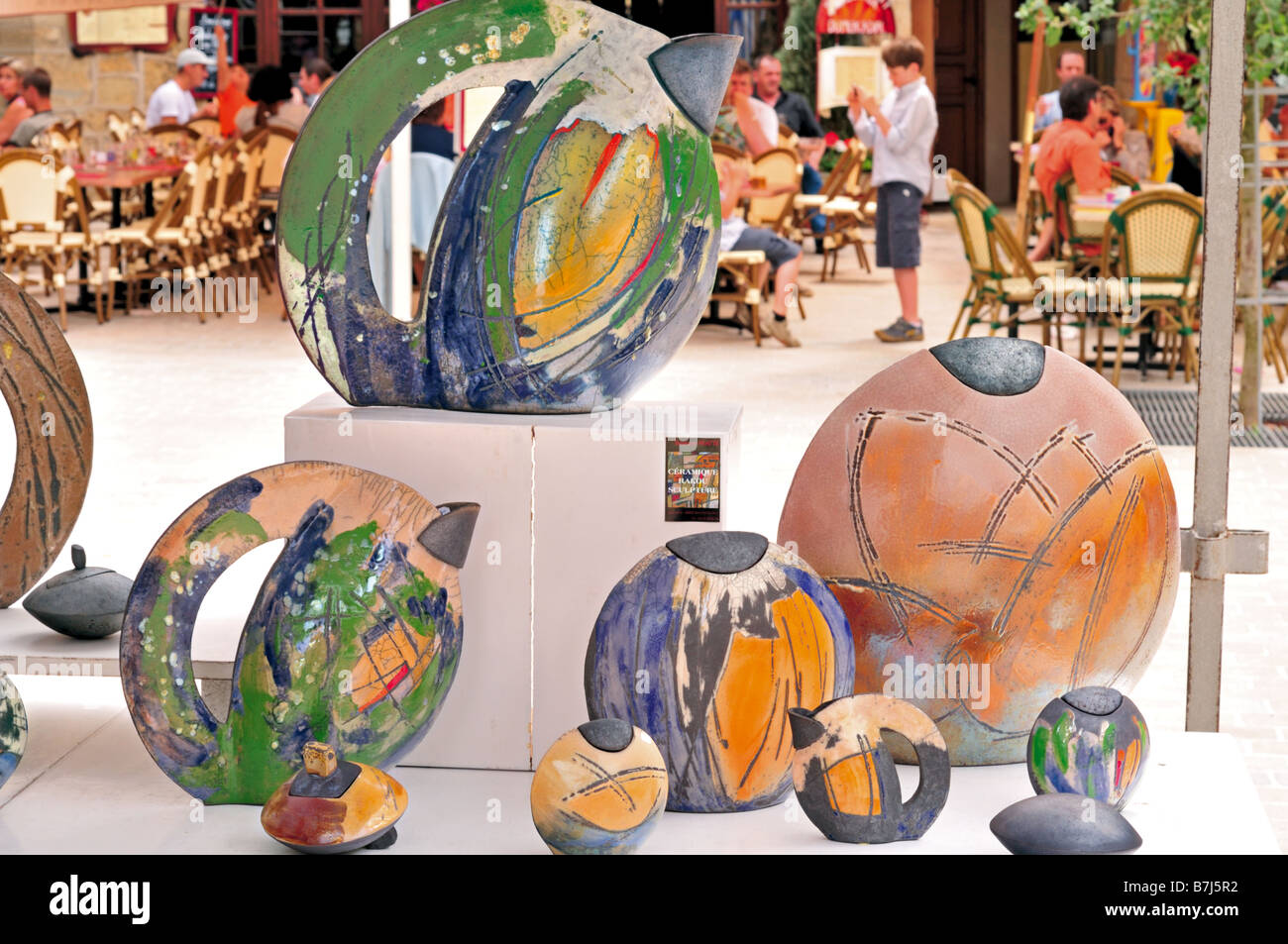 Exposición de arte cerámico de ceramista Stephane Pratte en St. Ceré, Francia Foto de stock