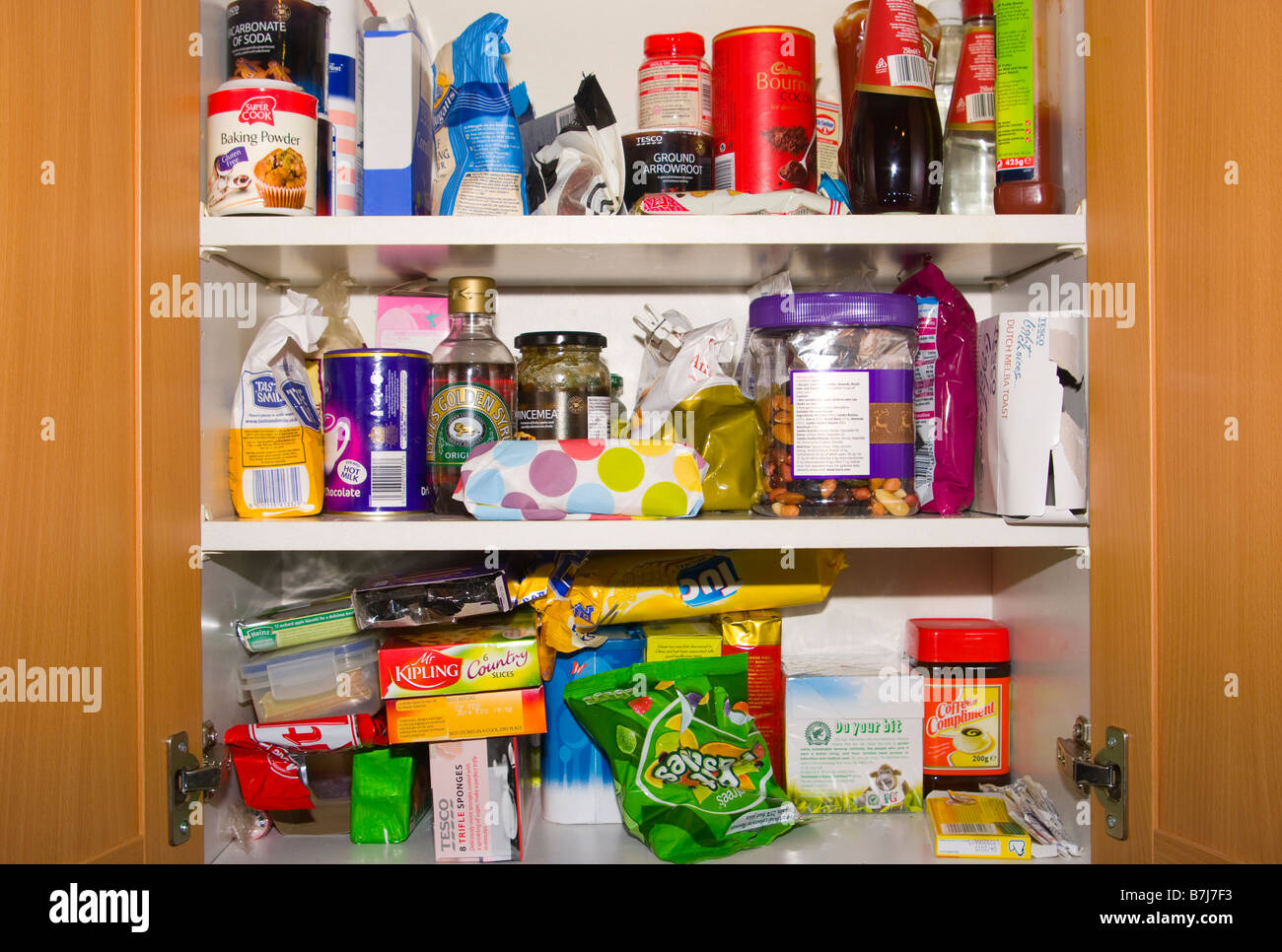 Armarios Armarios de cocina abierta que contiene alimentos Productos  alimenticios Fotografía de stock - Alamy