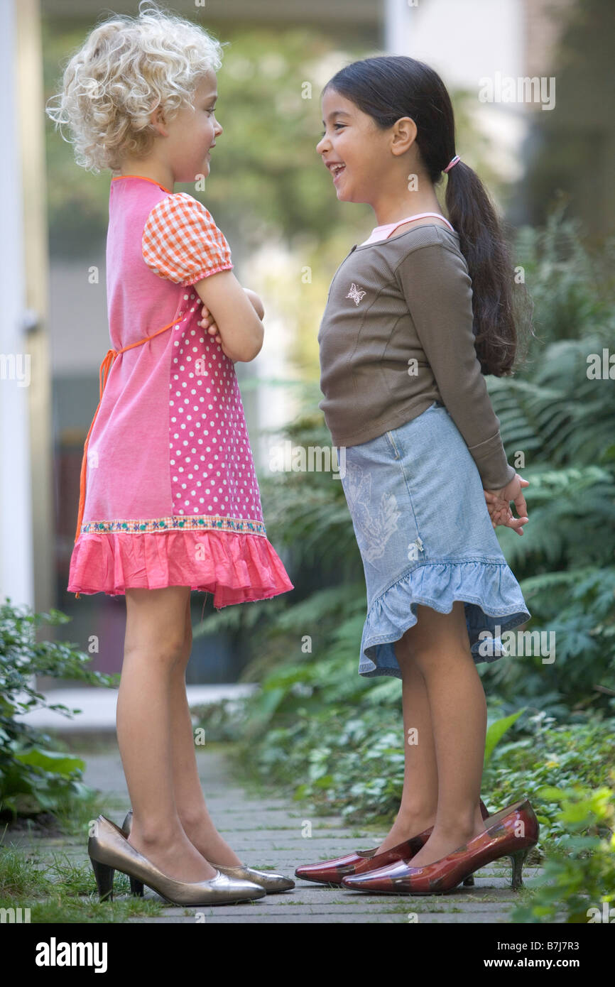 Dos niñas con tacones altos en el jardín Fotografía de stock - Alamy