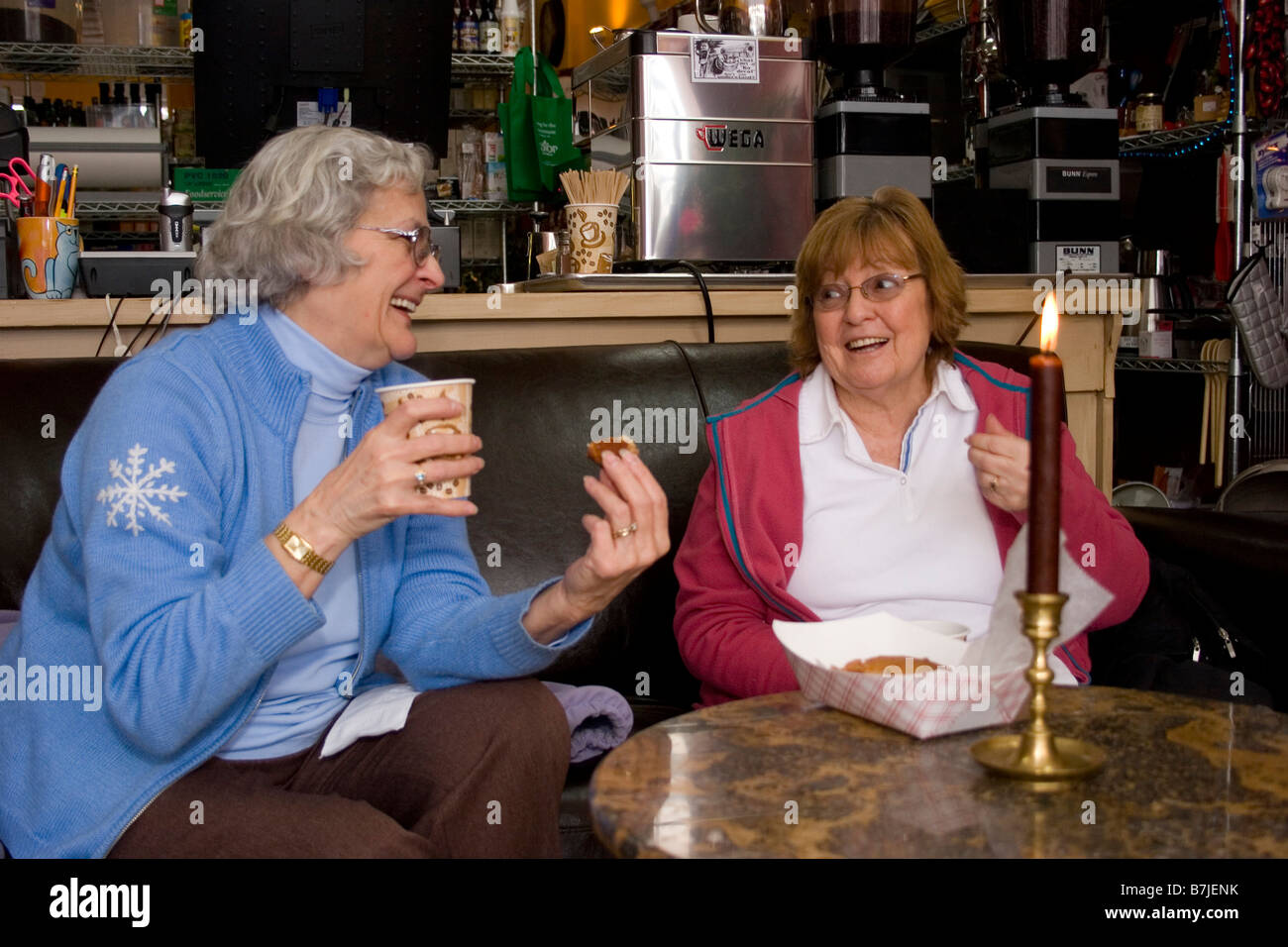 Dos mujeres mayores disfrutar de bebidas calientes y pasteles en una  cafetería Fotografía de stock - Alamy