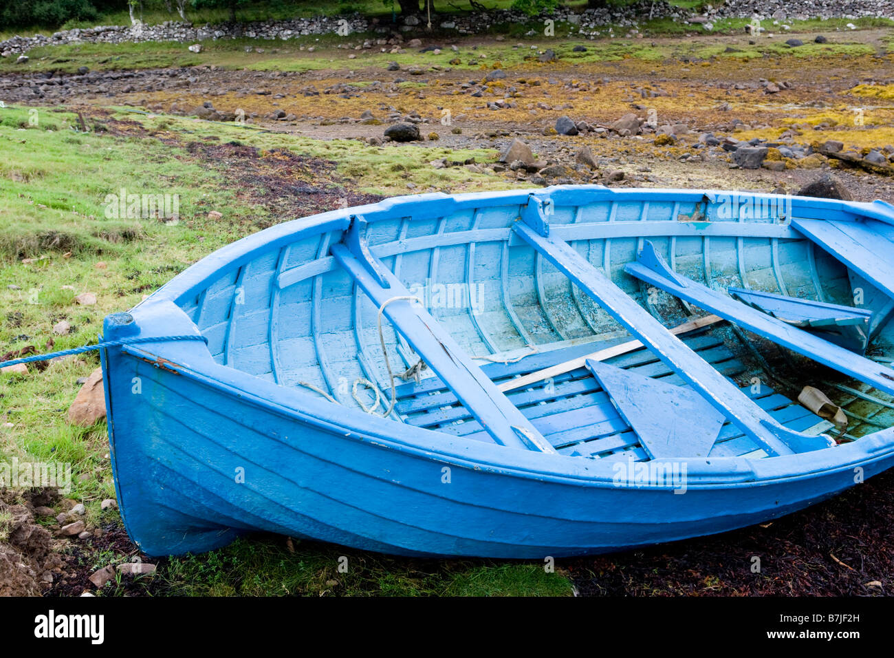Una luz azul bote a remo varado en Badachro, sur de Gairloch, Wester Ross, Highland, Escocia Foto de stock
