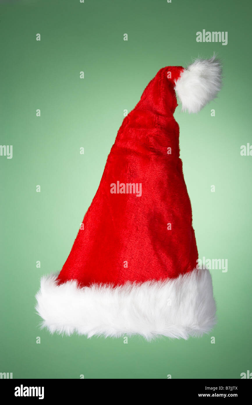 Gorro de Papá Noel contra el fondo verde Fotografía de stock - Alamy