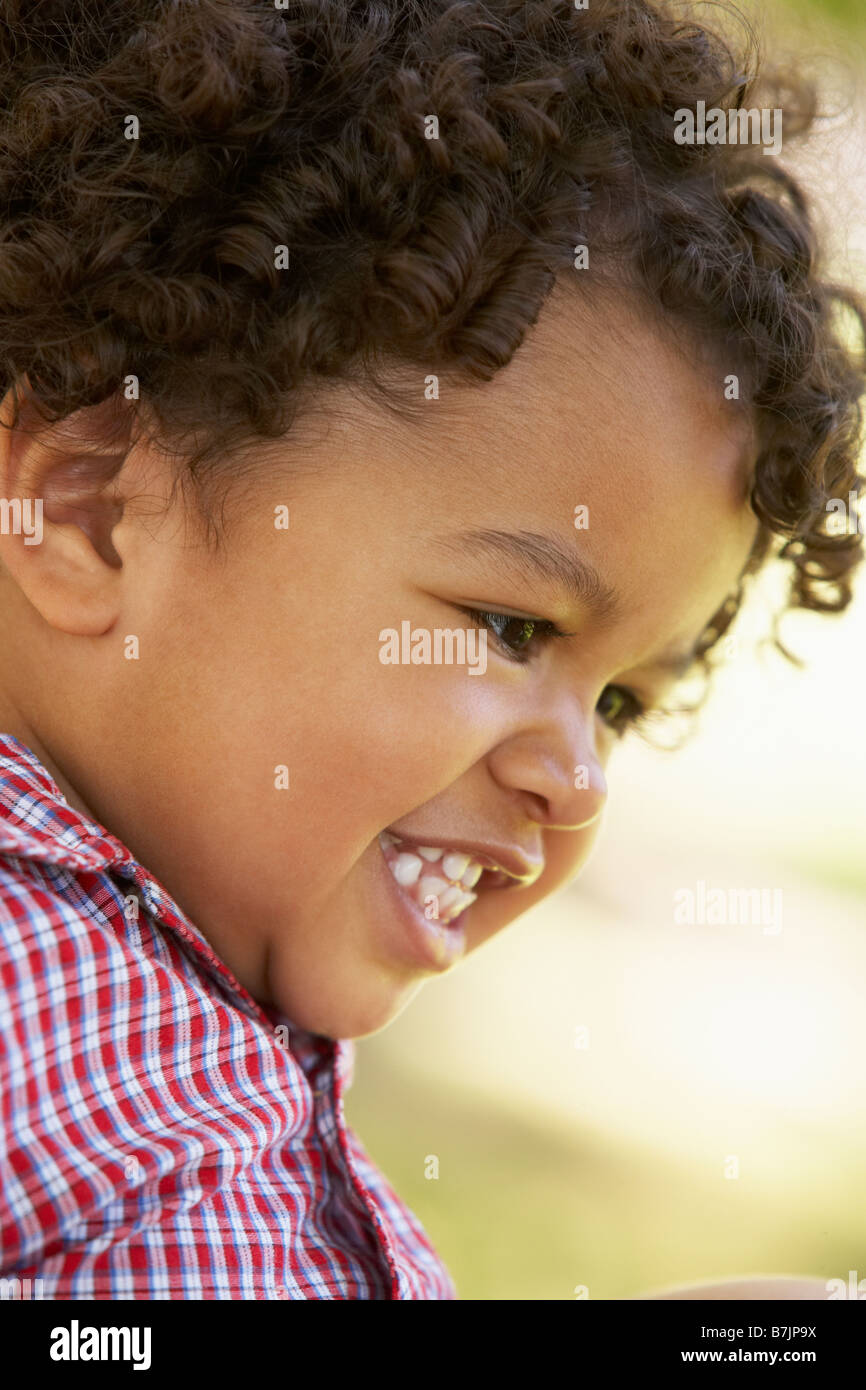 Retrato de Niño sonriendo Foto de stock