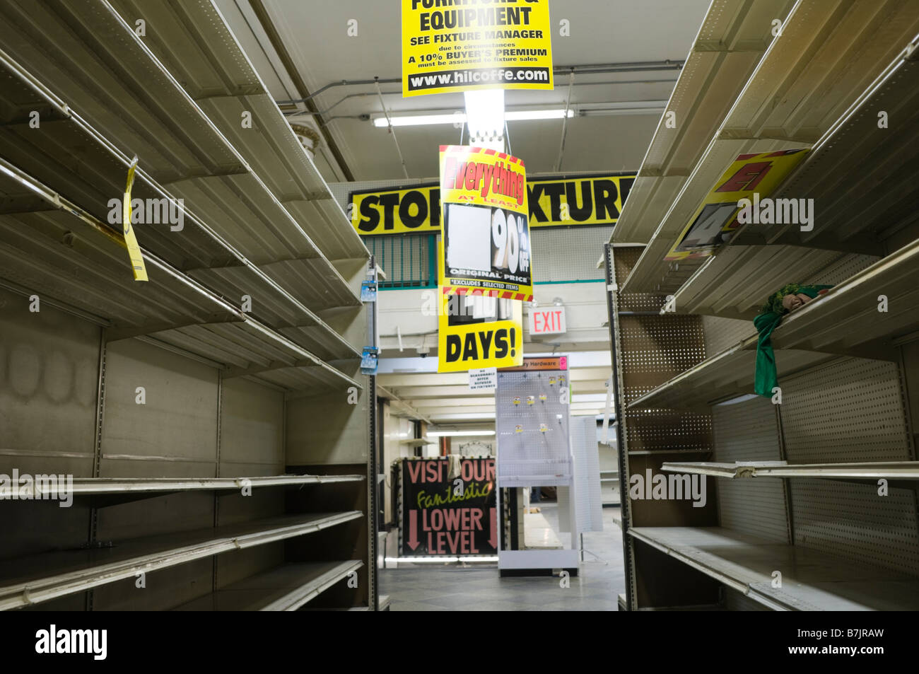 Los estantes vacíos en liquidadores mayoristas nacionales Foto de stock