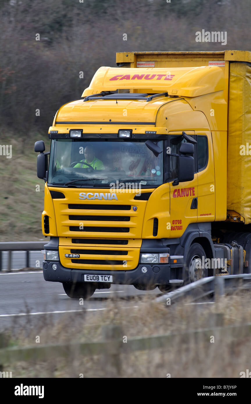 Camión Scania en la autopista M40, Warwickshire, Inglaterra, Reino Unido. Foto de stock