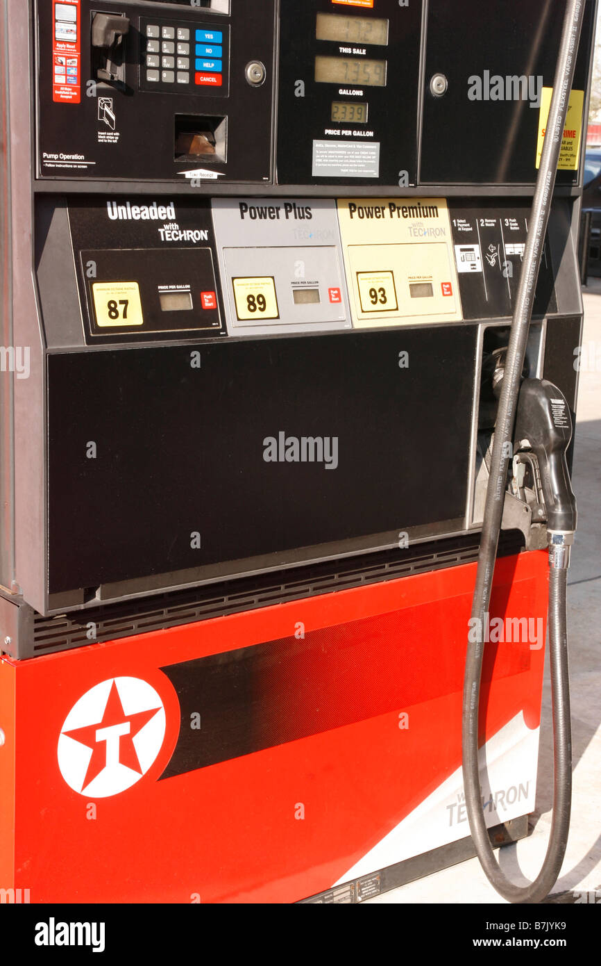 Primer plano de una estación de gas, mostrando la bomba de octanaje de la gasolina premium y regular sin plomo Foto de stock