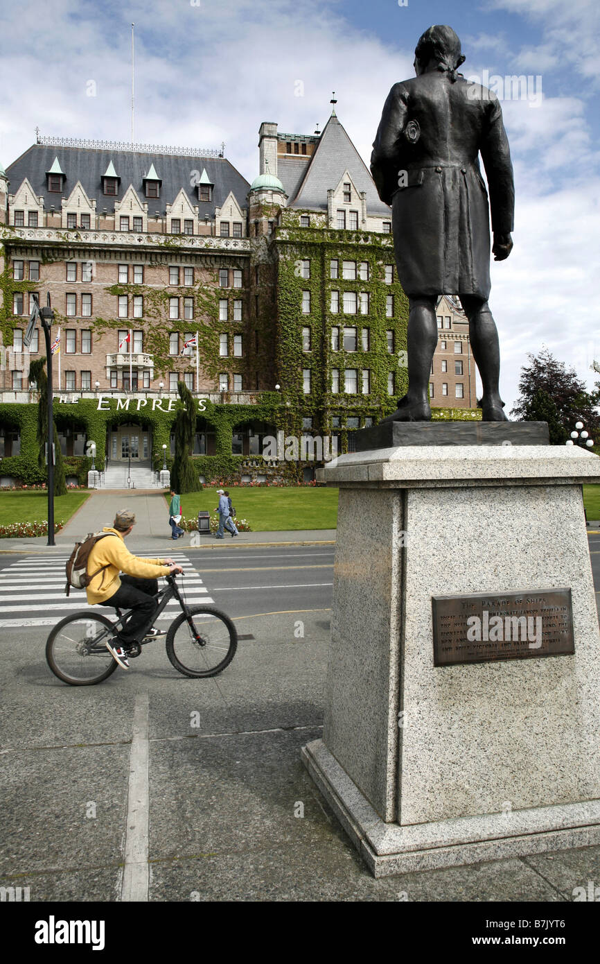 Empress Hotel & James Cook estatua, Victoria, en la isla de Vancouver, British Columbia, Canadá Foto de stock