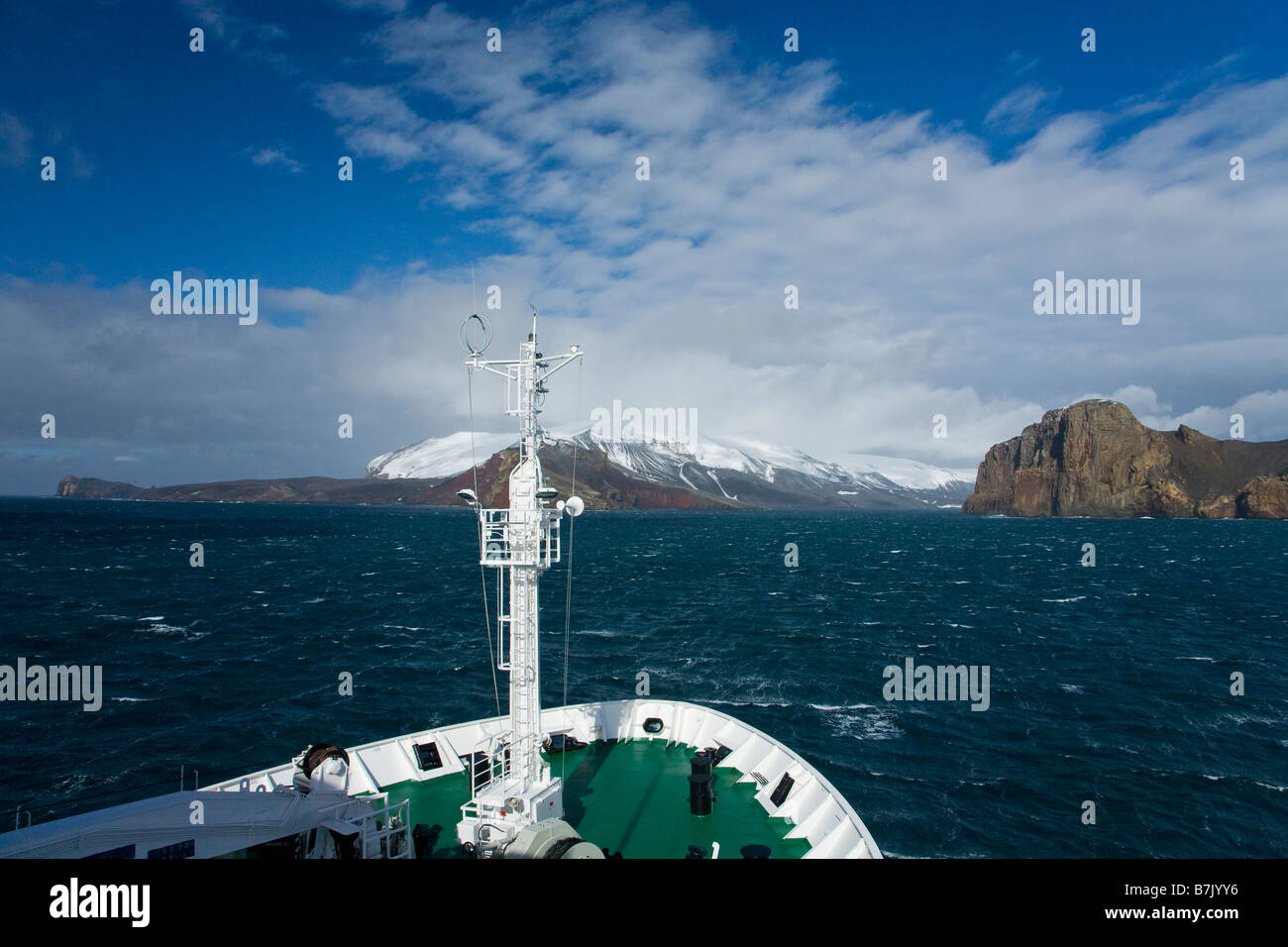 Navegando hacia los Fuelles de Neptuno la brecha de las inundaciones en la caldera volcánica de la Isla Decepción, Islas Shetland del Sur Antártida Foto de stock