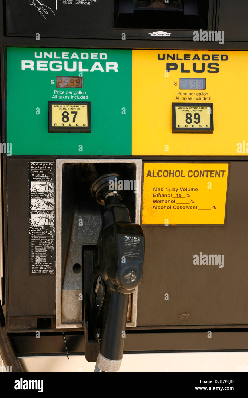 Primer plano de una estación de gasolina sin plomo mostrando clasificaciones de la bomba de gasolina regular sin plomo y plus Foto de stock