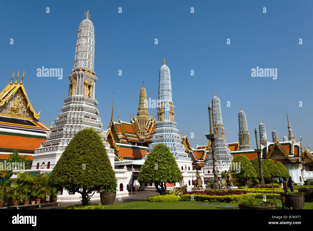 Los jardines que rodean el histórico templo budista de Wat Phra Kaew y el Gran Palacio en el centro de Bangkok, Tailandia Foto de stock