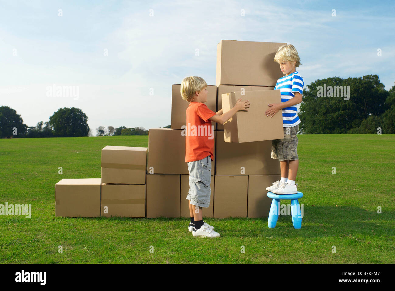 Niños construyendo pasos caja Foto de stock
