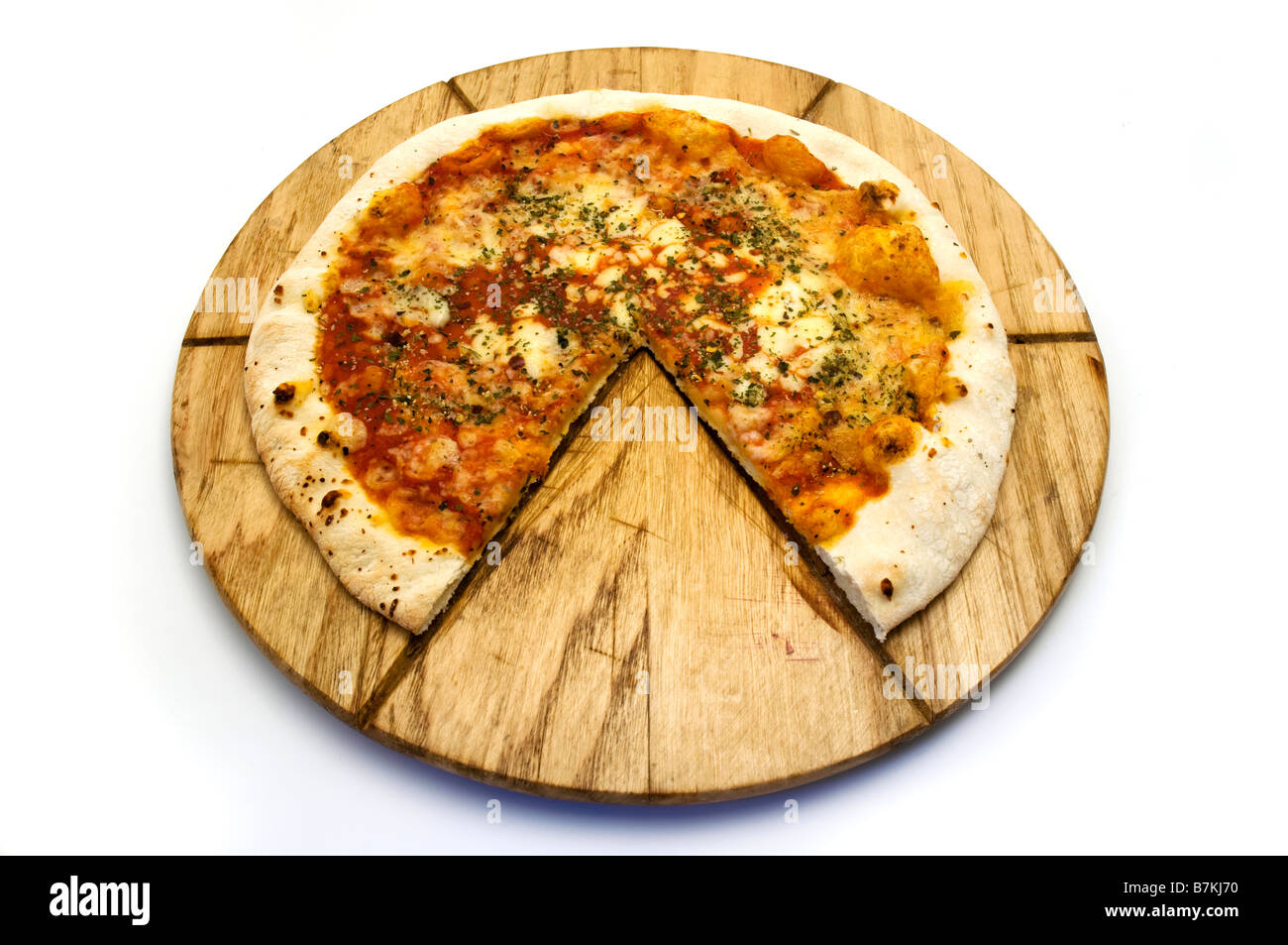 Pizza Margherita sobre un fondo blanco. Foto de stock