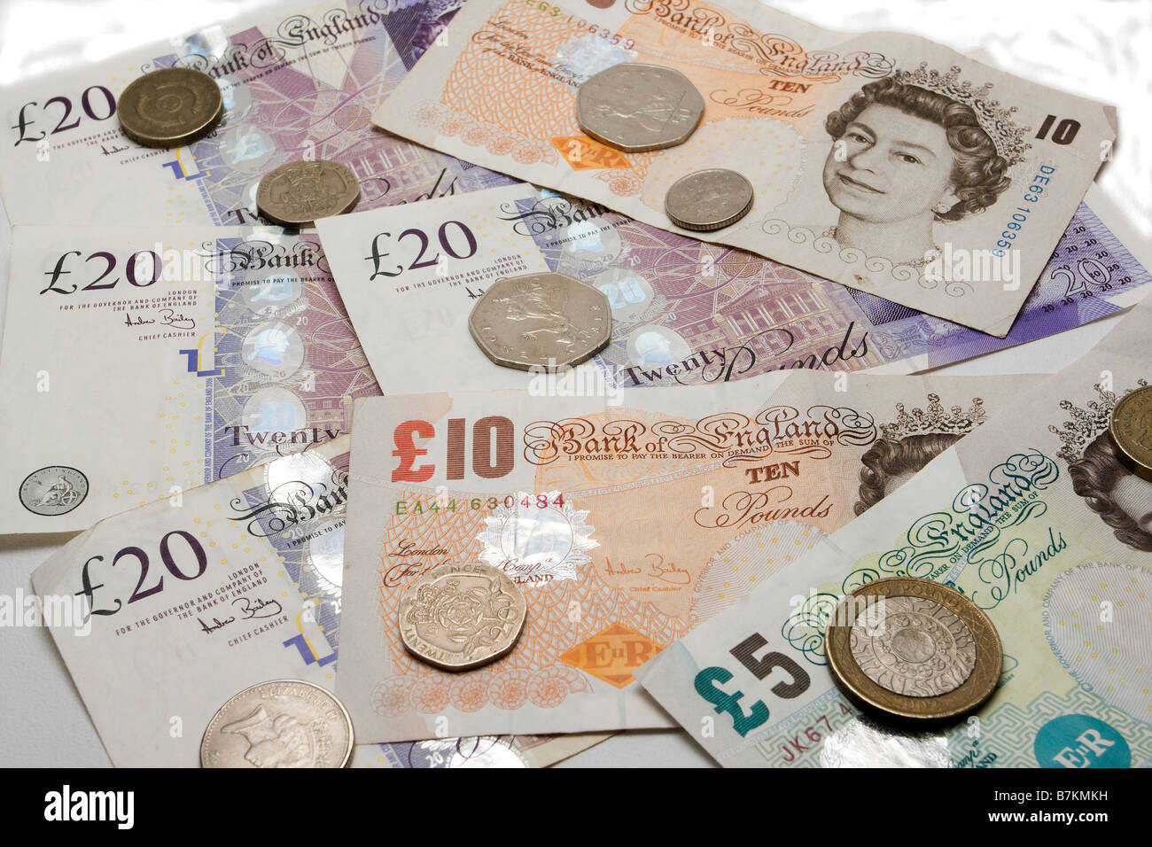 La moneda británica con distintas monedas y billetes de valor Foto de stock