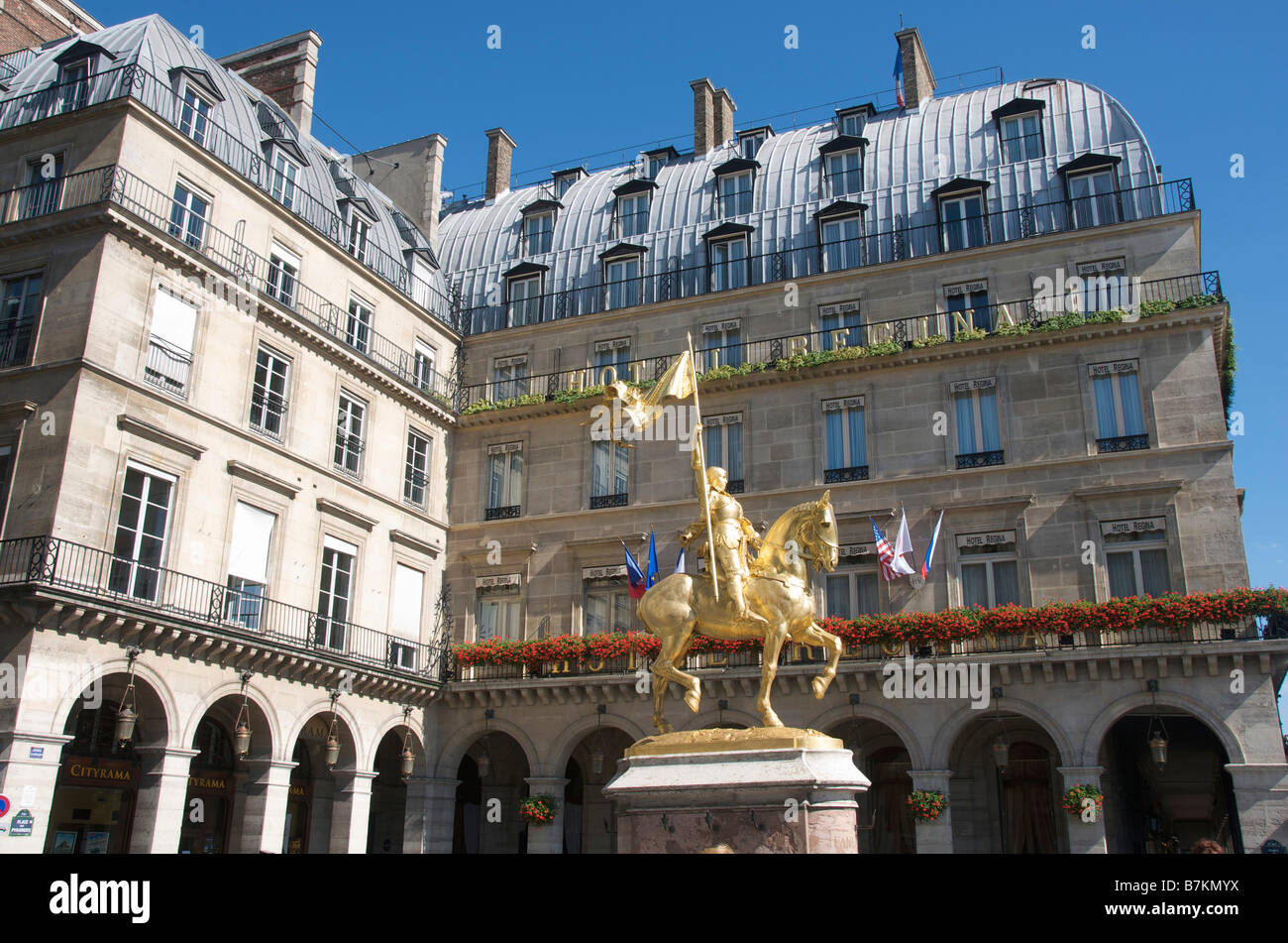 Estatua de Juana de Arco / Jeanne d'Arc en la Place des Pyramides, Rue de Rivoli, Paris - con el Hotel Regina detrás Foto de stock