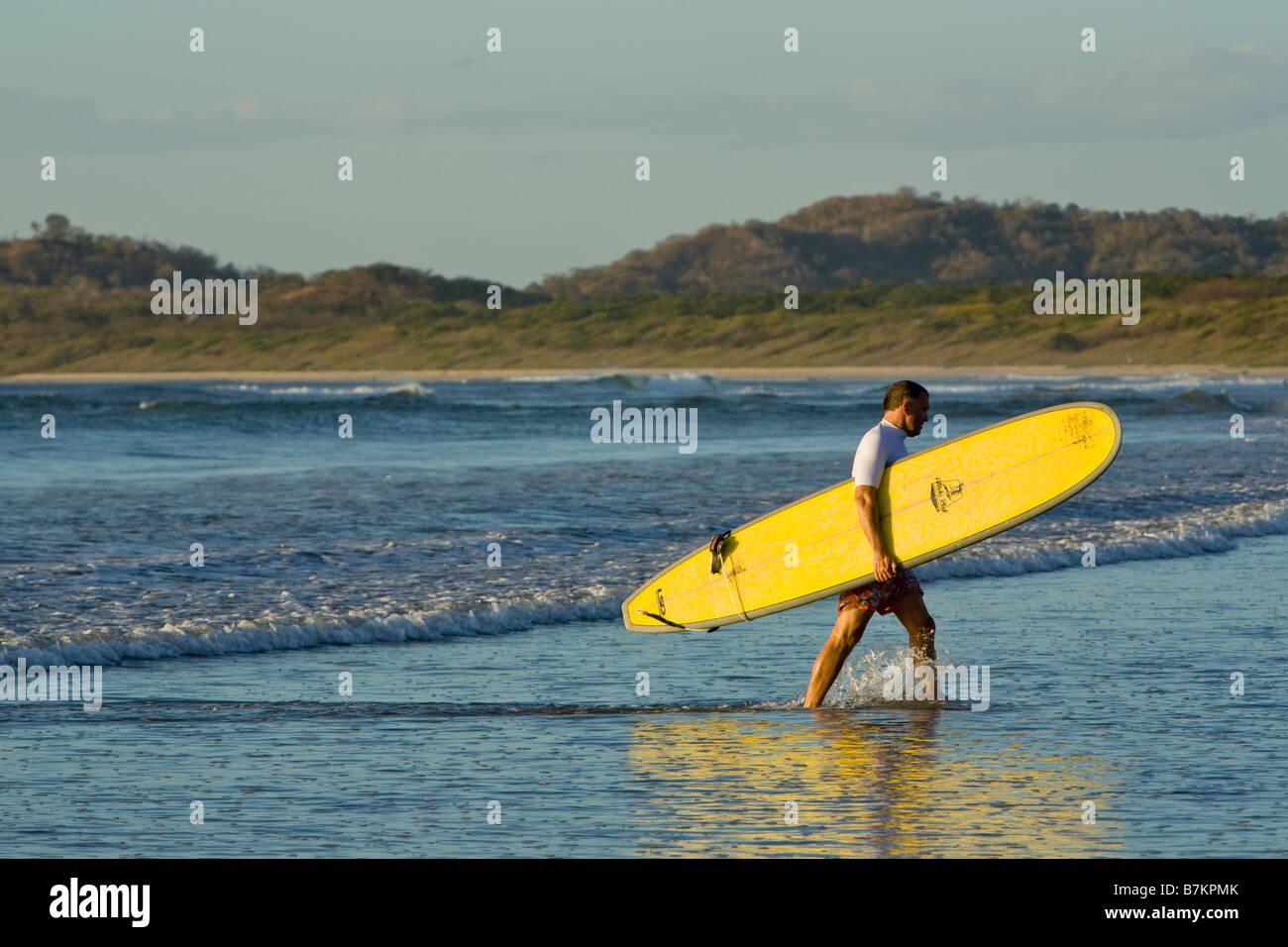 Surfer con tablas de surf en Playa Tamarindo, Costa Rica. Foto de stock