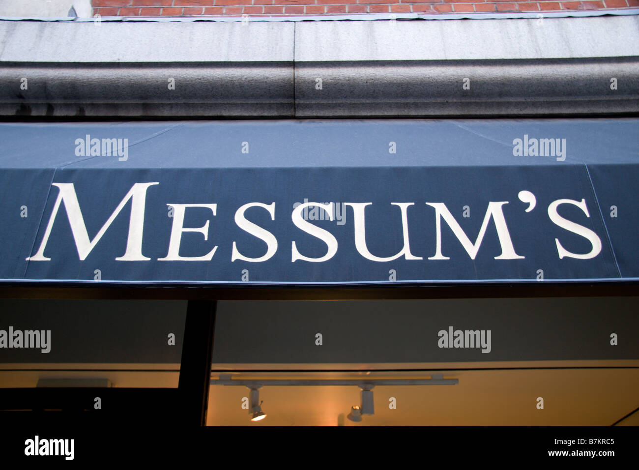 La parte delantera del toldo Messum's Fine Art dealers, Cork Street, Londres. Jan 2009 Foto de stock