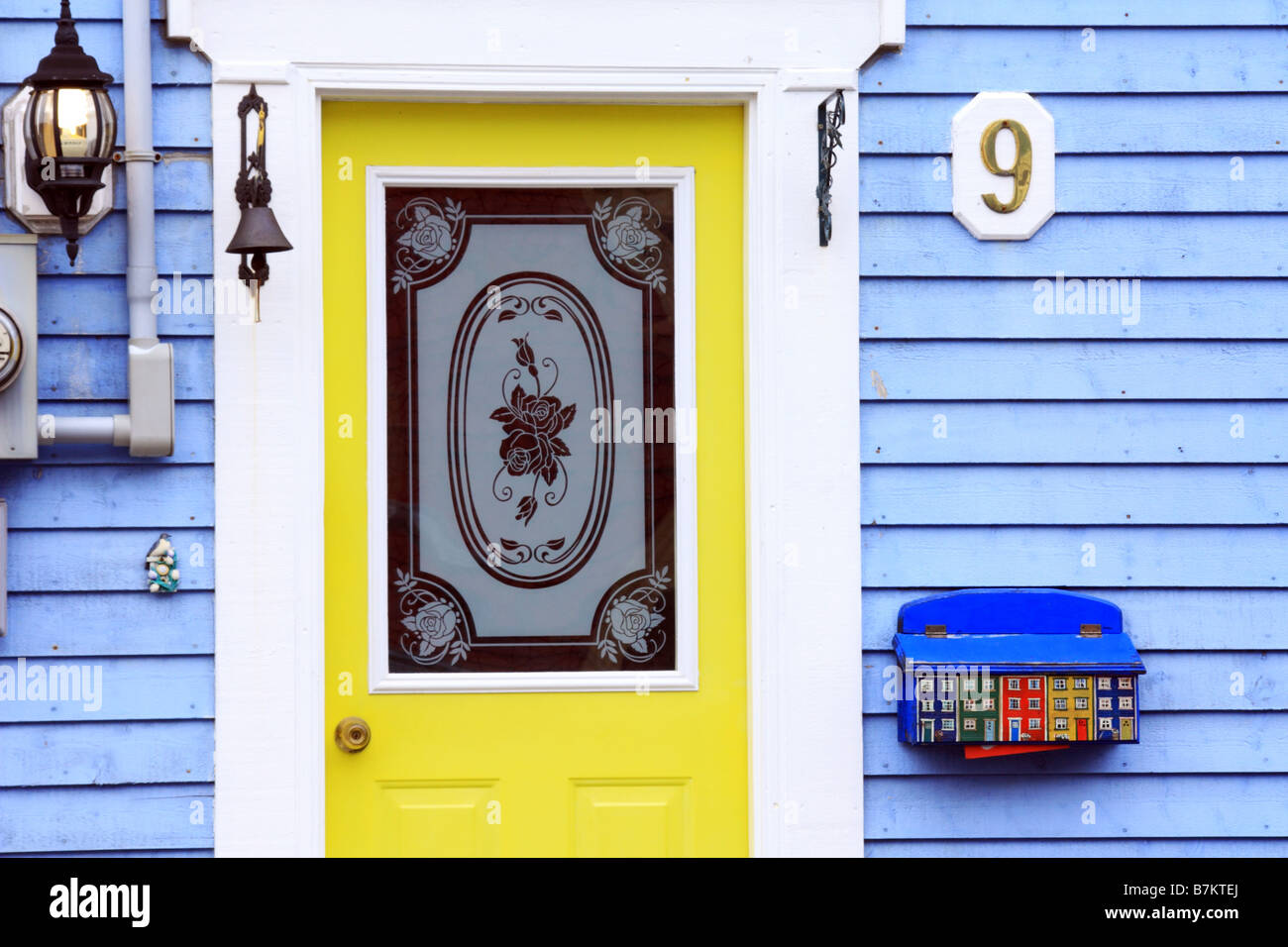 Puerta y pintadas de un buzón rowhouse casa en St Johns Newfoundland Foto de stock