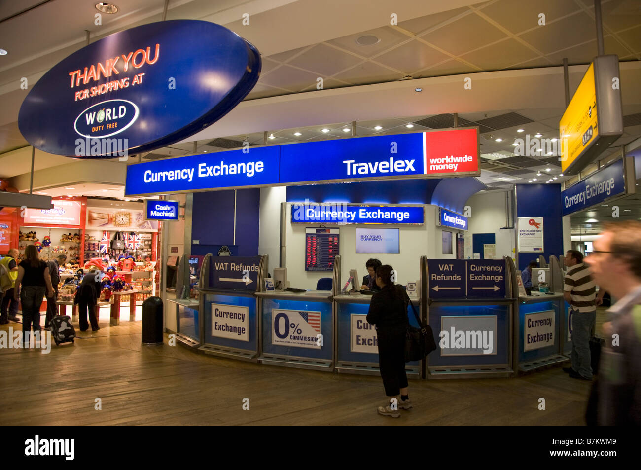 Oficina de cambio operado por la oficina de Travelex en la Terminal 3 del aeropuerto de Heathrow. Londres. (45) Foto de stock