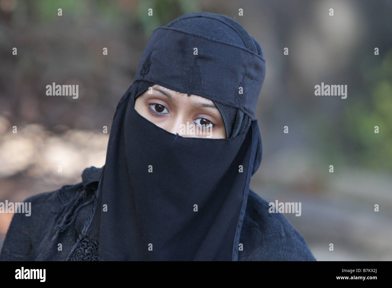 Mujer musulmana llevaba un pañuelo negro velo velo Foto de stock