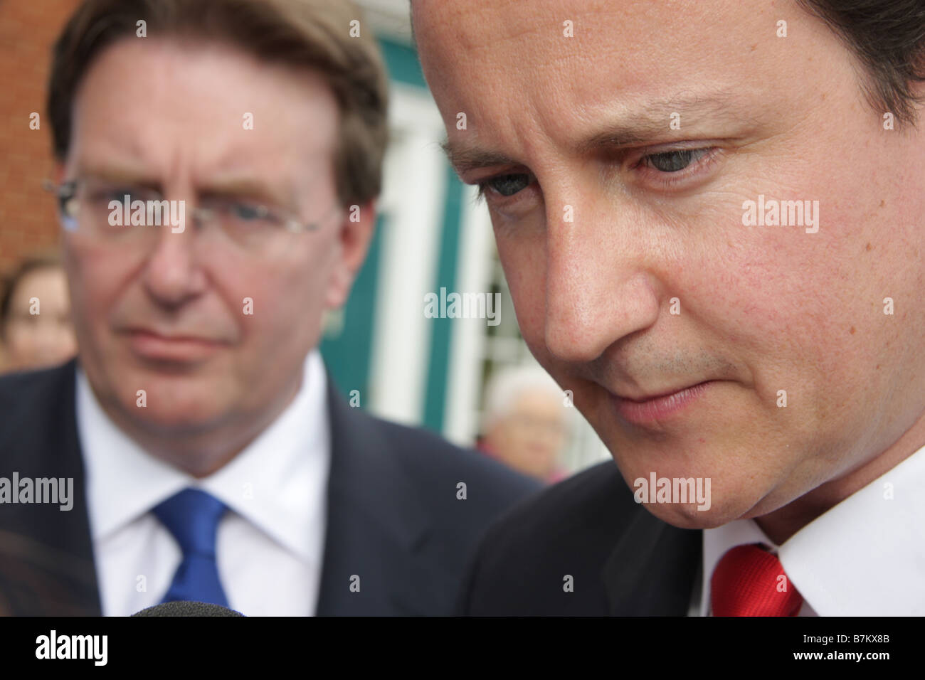 John Howell MP y el líder conservador, David Cameron, en Henley on Thames Oxfordshire 2008 Foto de stock
