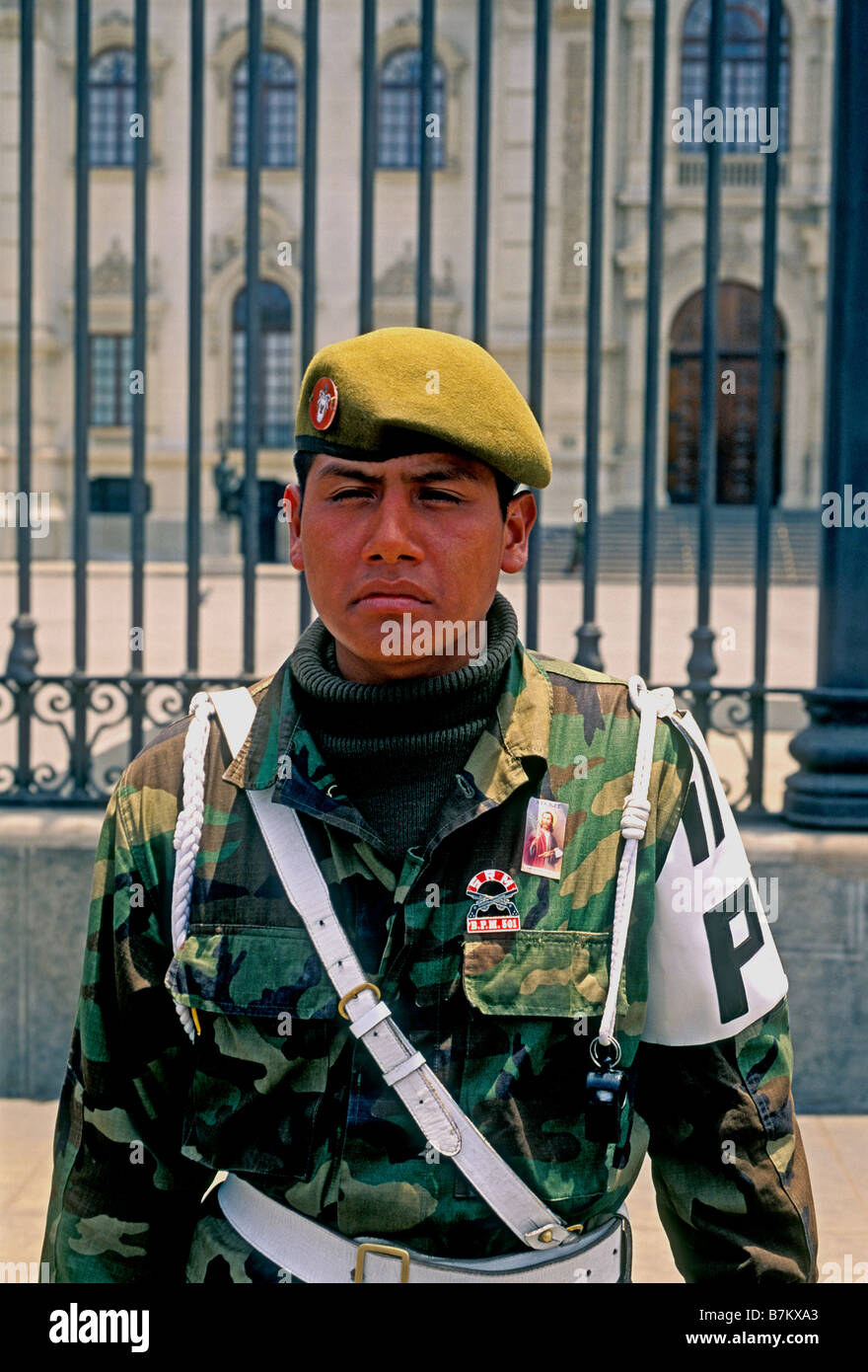 1, uno, el hombre peruano, la policía militar, mp, guardia, en guardia, Palacio de Gobierno, Plaza de Armas, Lima, provincia de Lima, Perú, América del Fotografía de stock - Alamy