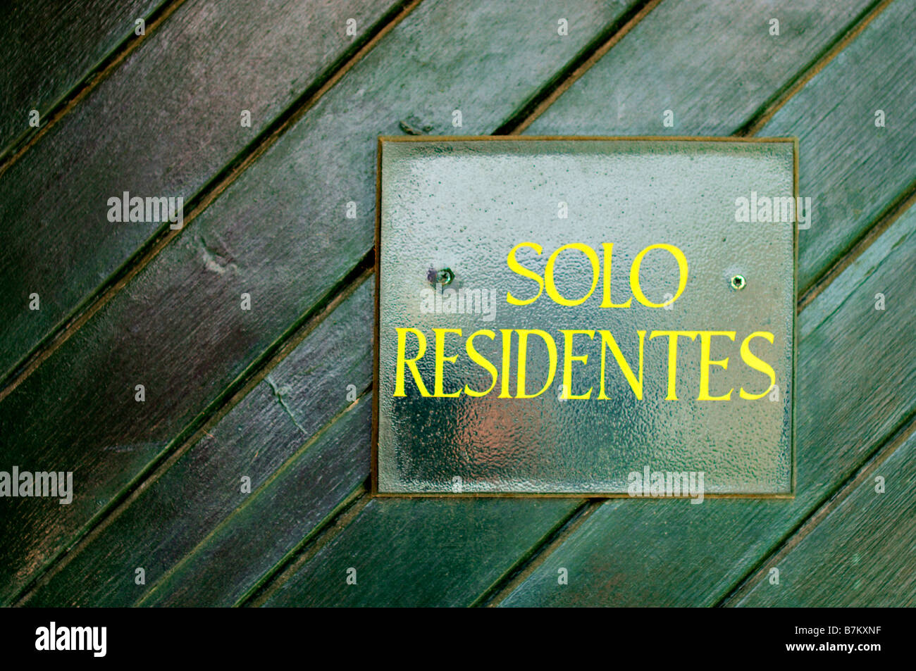 Sólo para Residentes Residentes solo signo en puerta de madera verde Foto de stock