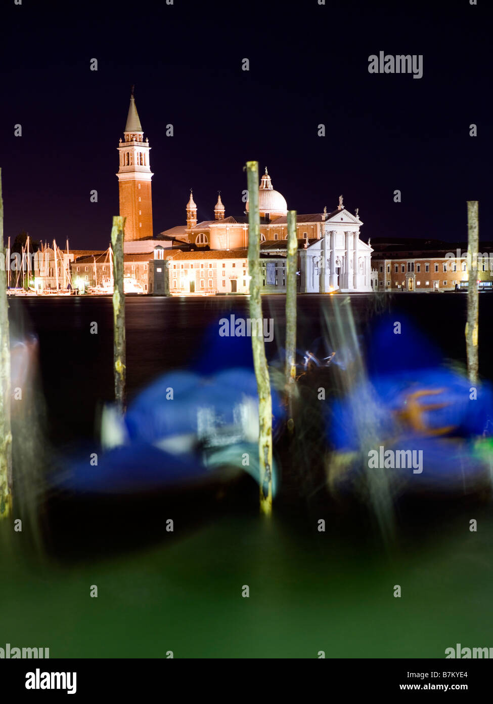 Una góndola veneciana en movimiento sobre el Gran Canal en la noche, Venecia, Italia. Foto de stock