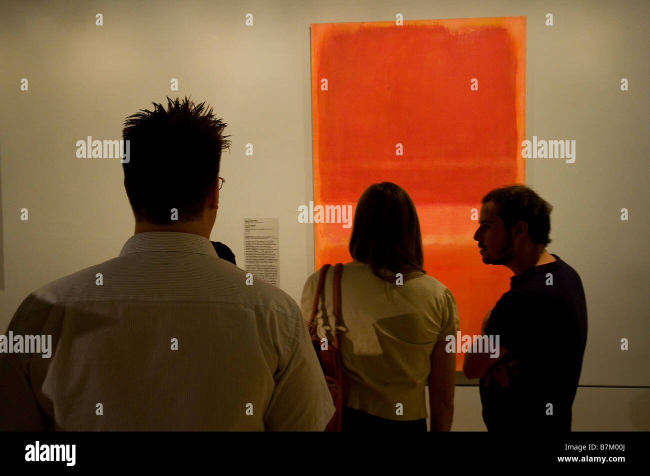 Los visitantes de la Galería Nacional de Victoria en Melbourne admirando un lienzo de Mark Rothko Foto de stock