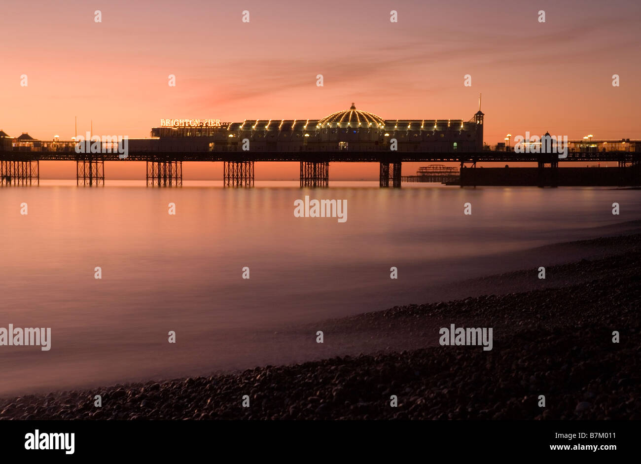 Vista de Brighton Pier, al atardecer, REINO UNIDO Foto de stock
