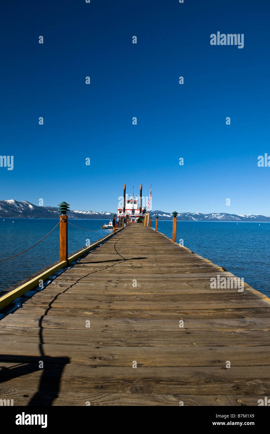Pier) que conducen a la M S Dixie II Lake Tahoe Zephyr Cove Nevada Foto de stock
