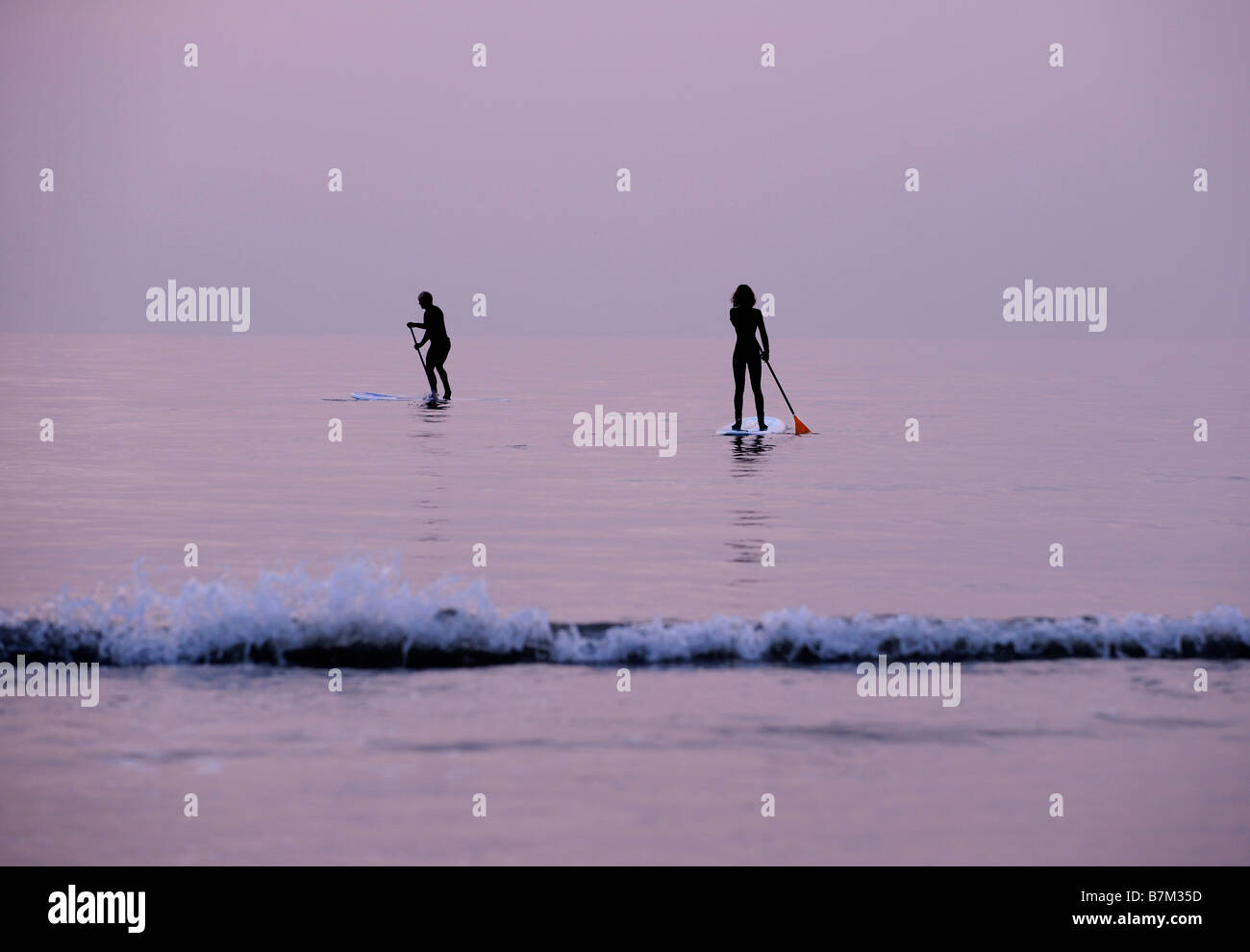 El Stand Up Paddle boarding frente a la playa de Brighton en East Sussex. Fotografía por Jim Holden. Foto de stock