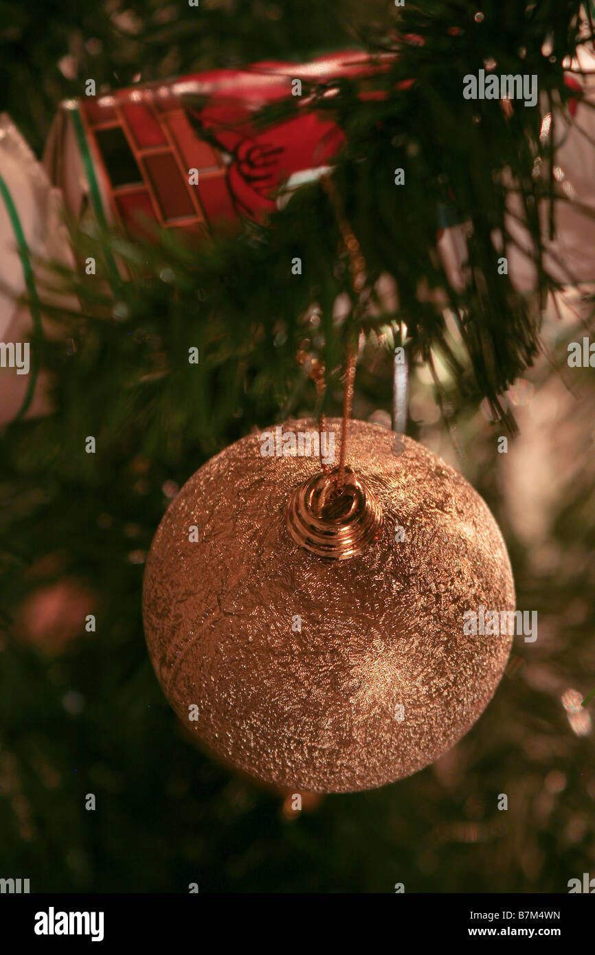 Cierre de un baubels colgando de un árbol de navidad Foto de stock
