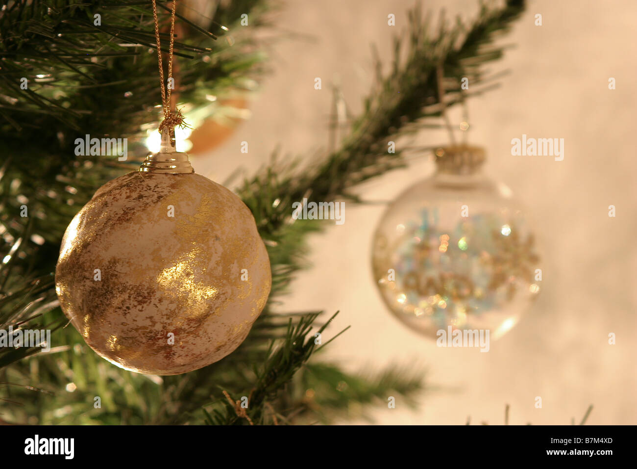 Cerca de 2 baubels colgando de un árbol de navidad Foto de stock
