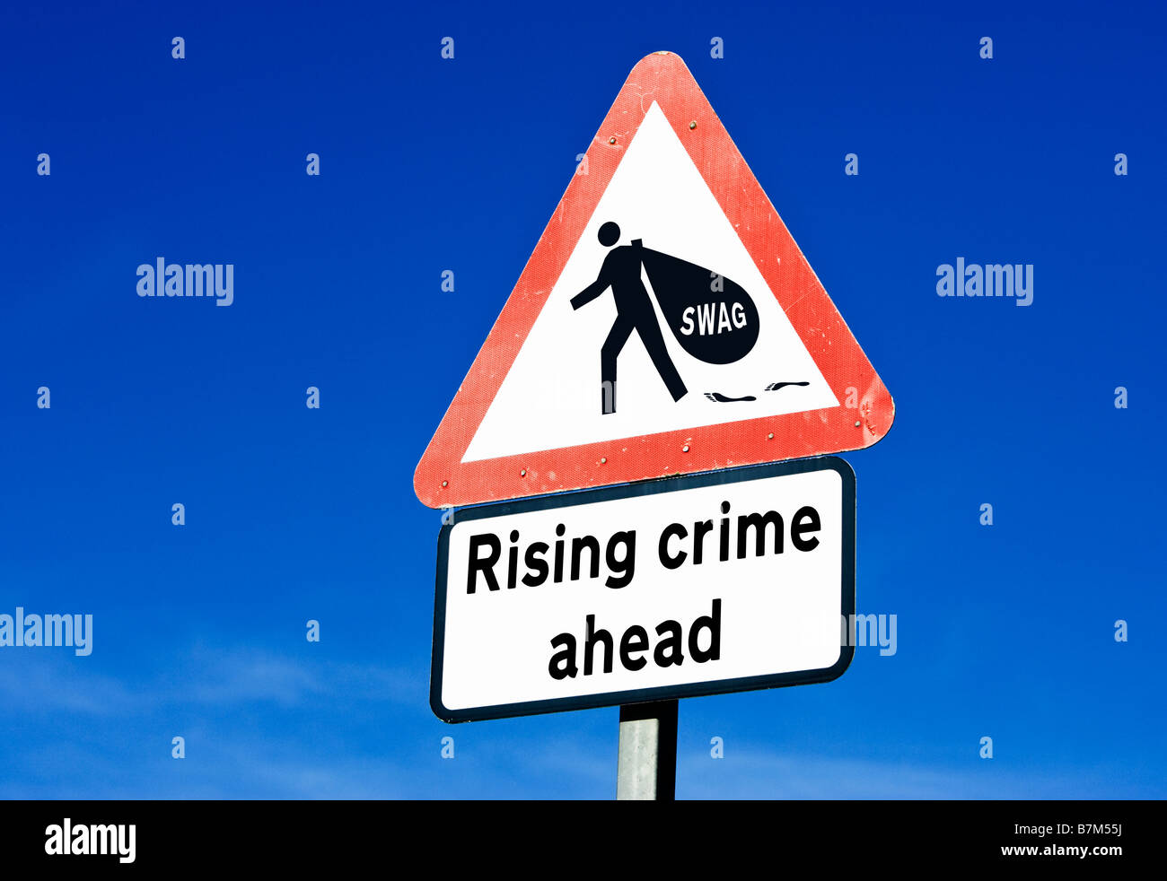 El aumento de la delincuencia antes Reino Unido contra un cielo azul Foto de stock