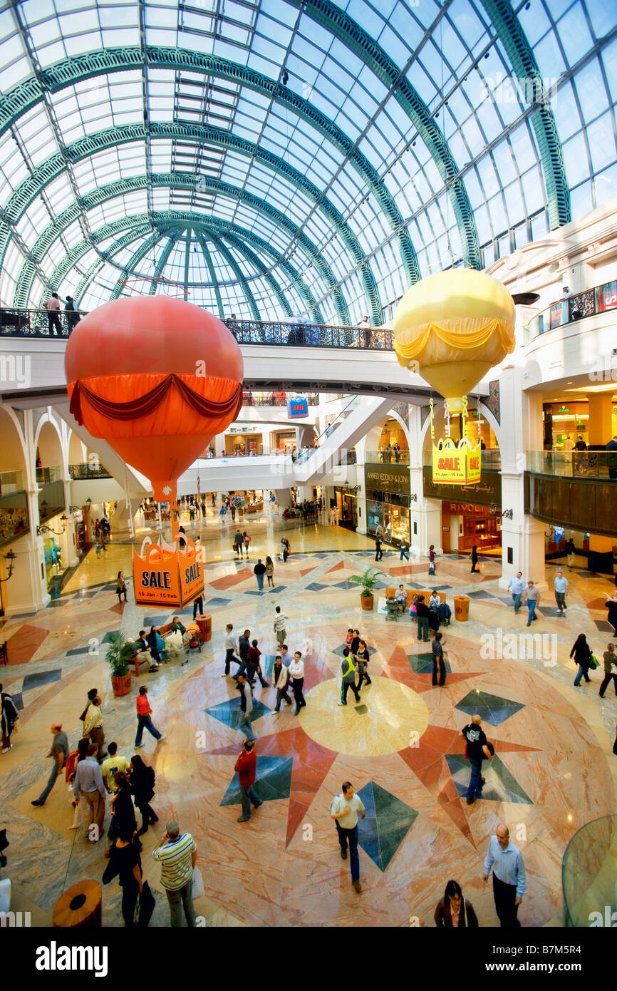 El Mall de los Emiratos en Dubai. Foto de stock