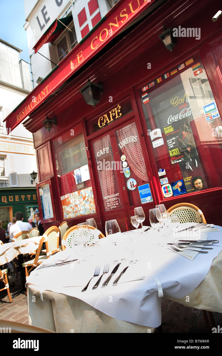 Terraza del restaurante Le CONSULAT en barrio de Montmartre Foto de stock