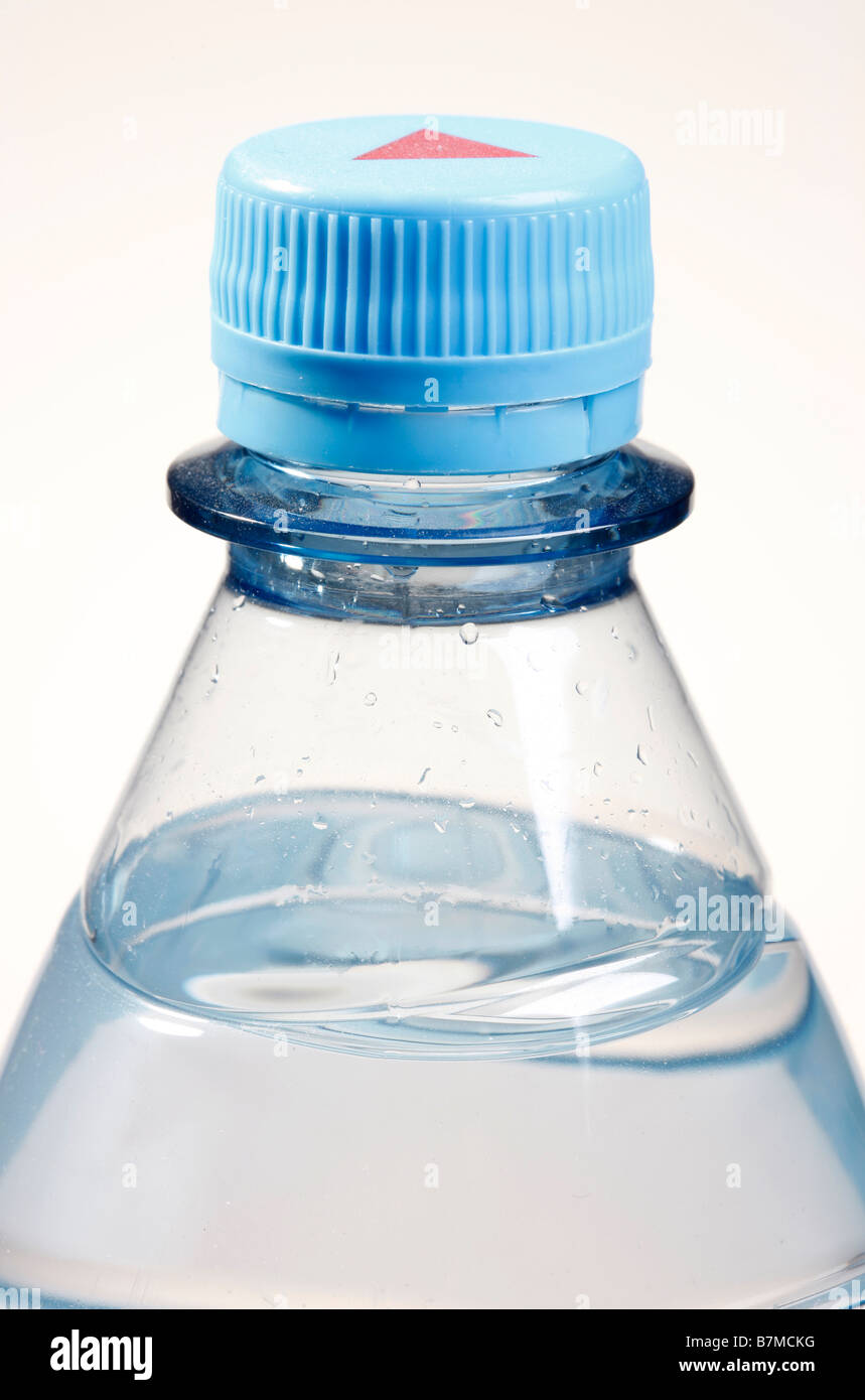 Bloqueo de una botella de agua mineral. Foto de stock