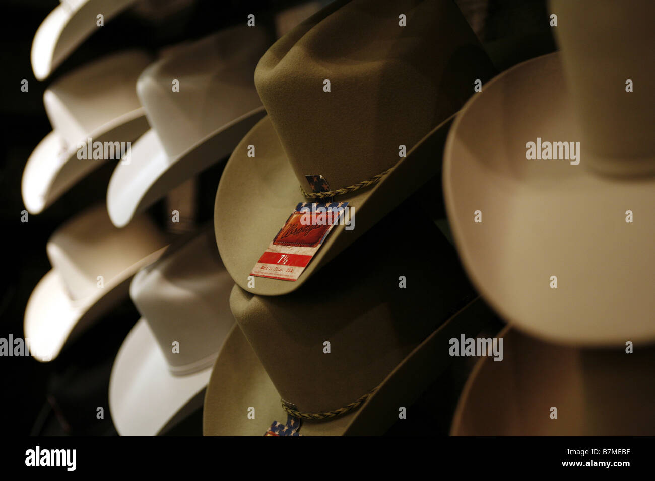 Vendiendo sombreros de vaquero fotografías e imágenes de alta resolución -  Alamy