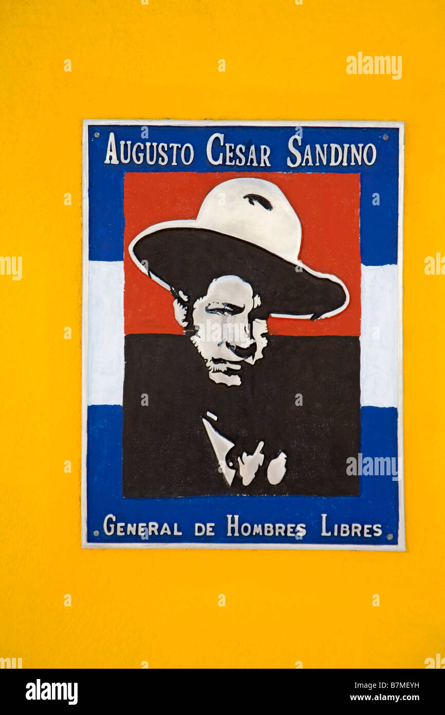 Augusto César Sandino placa en Monumento a los héroes de la ciudad de León, departamento de León, Nicaragua, Centroamérica Foto de stock