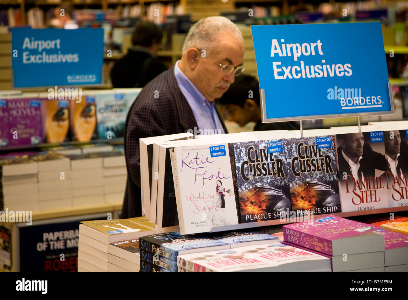 Libros en pantalla en la librería Borders, la Terminal 3 del aeropuerto de Heathrow de Londres. Foto de stock