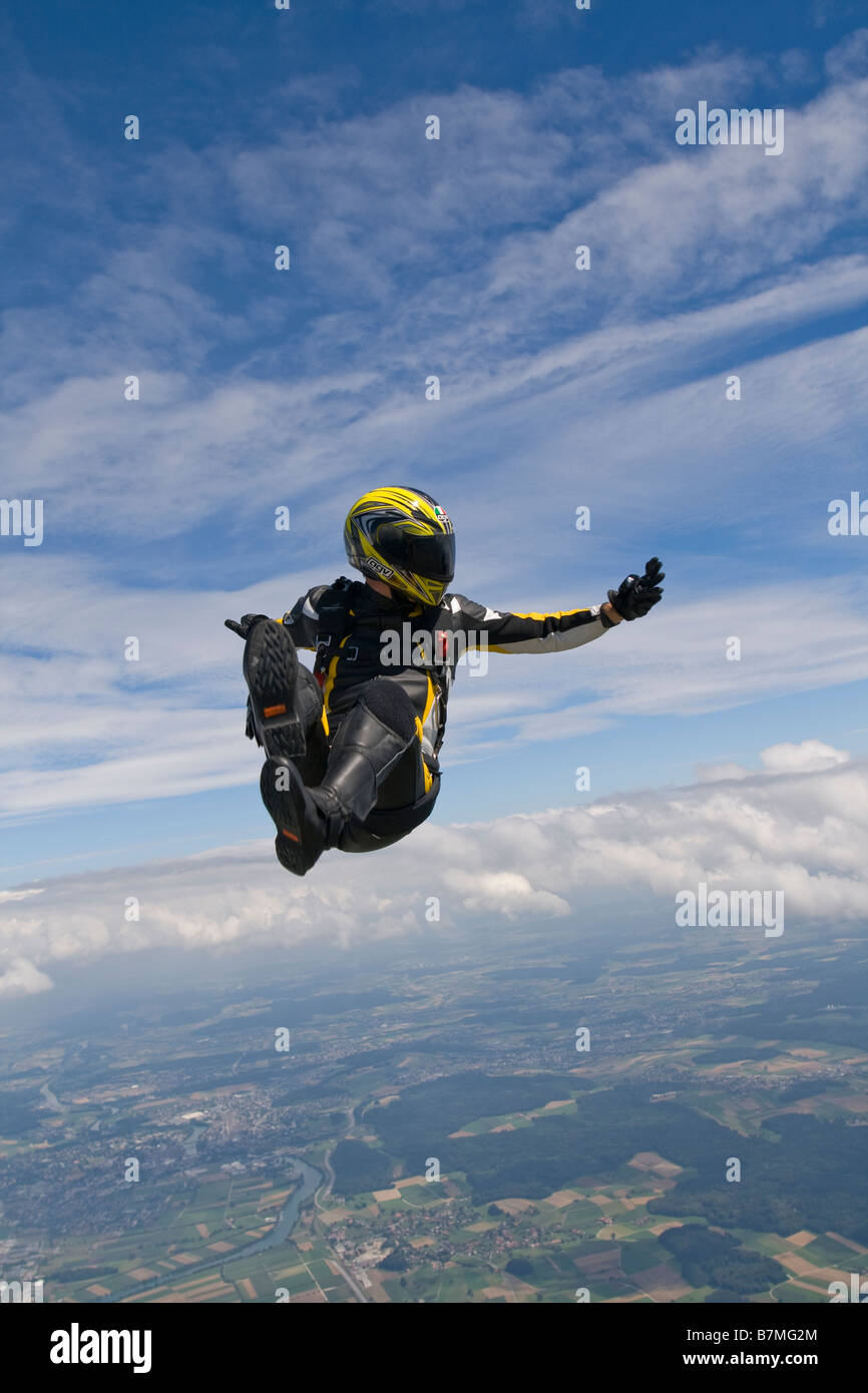 Paracaidista está montando su moto ropa a través del cielo y tener un tiempo  de extrema y divertida. Controlar el altímetro para hight Fotografía de  stock - Alamy