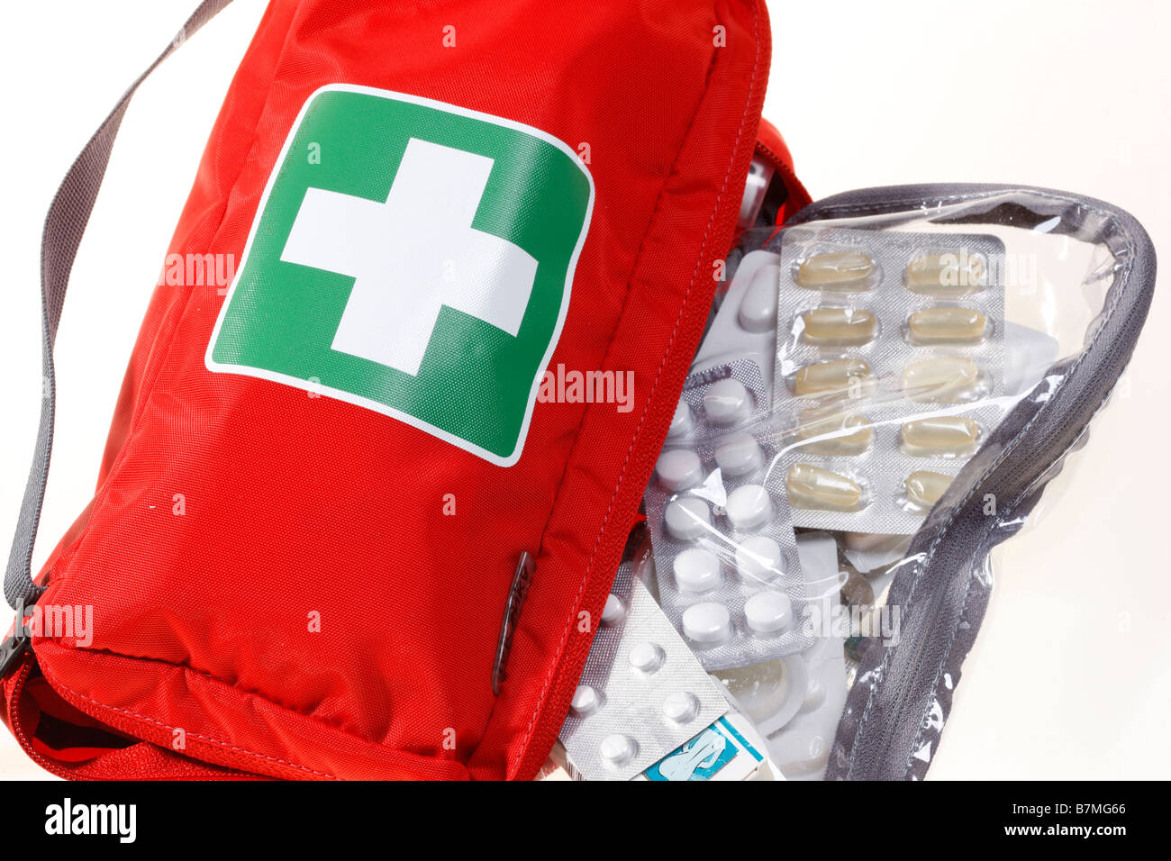Botiquín de primeros auxilios, pack y móviles personales, farmacia,  medicamentos, para viajar Fotografía de stock - Alamy
