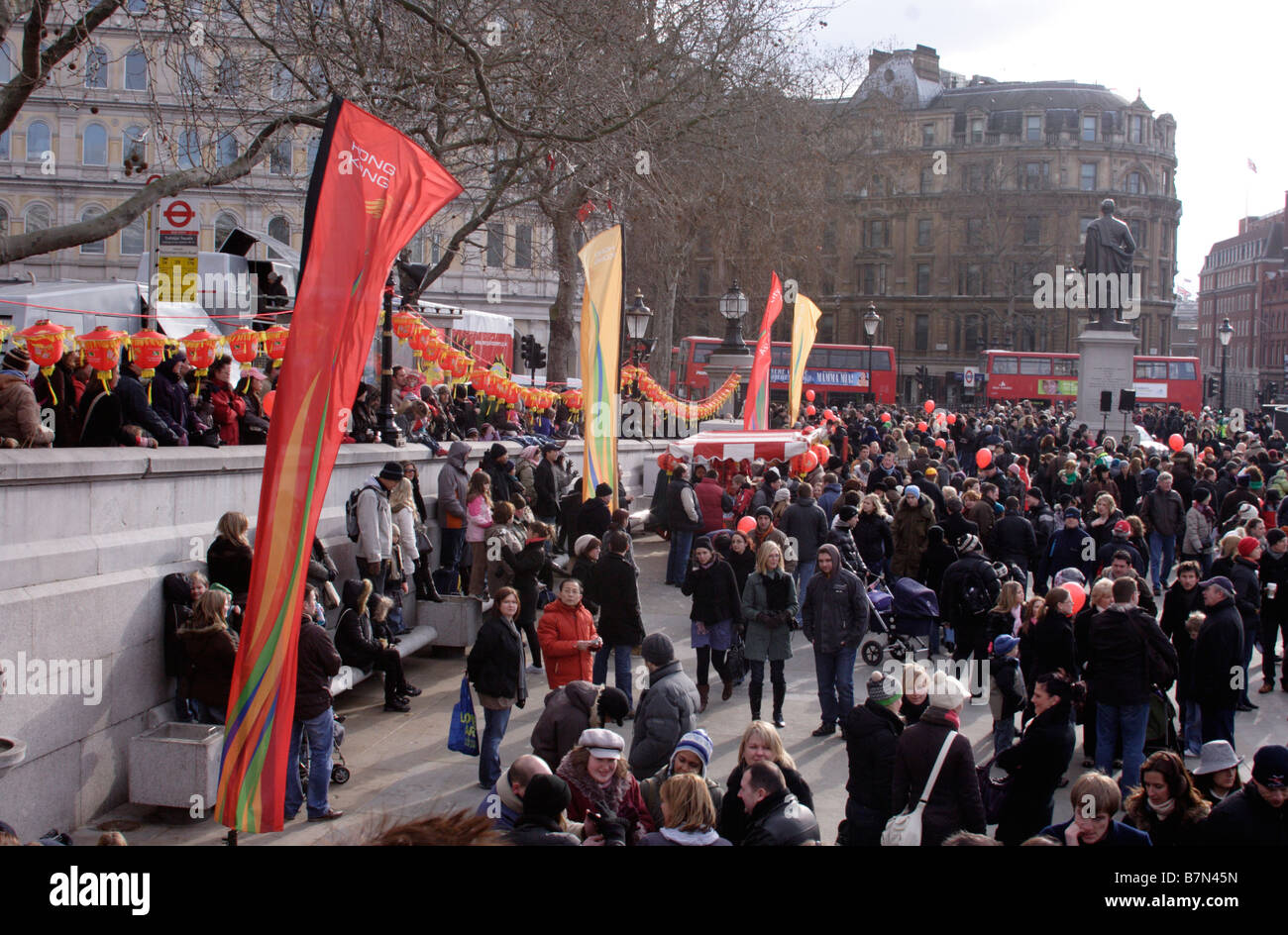 Los espectadores en Trafalgar Square en Londres las celebraciones del Año Nuevo chino 2009 Foto de stock